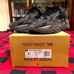 LNWB Yeezy Boost 700 v2 Vanta Black Size 7.5 Men’s Like New w/ Original Box